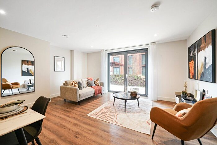 3 Bedroom Flat To Rent In Garden Boulevard, Maidenhead, SL6