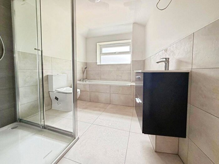 2 Bedroom Detached House For Sale In Shaftesbury Close, Bracknell, Berkshire, RG12