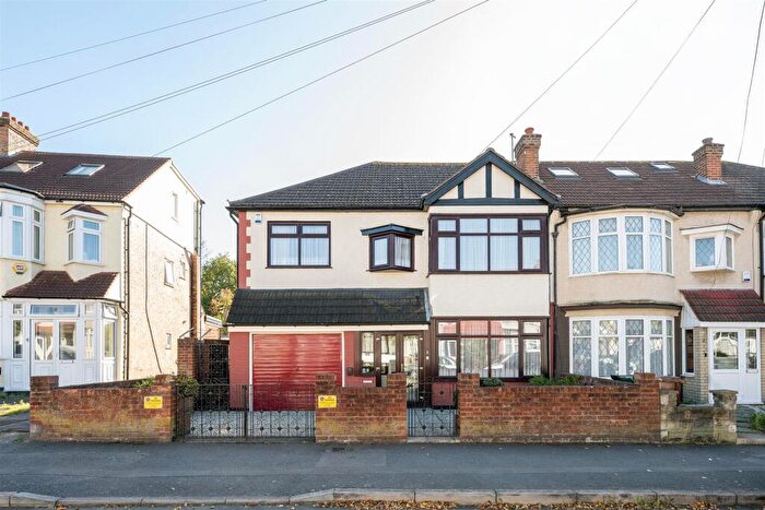 4 Bedroom End Of Terrace House For Sale In Larkswood Road, Chingford, E4