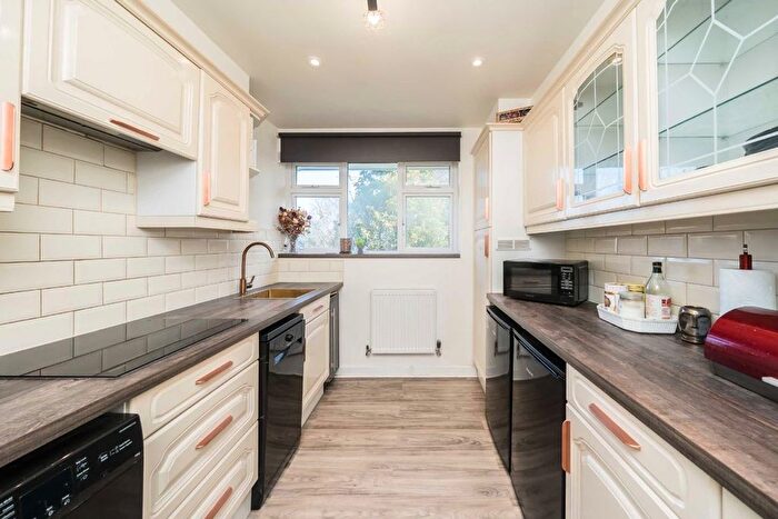 3 Bedroom Flat To Rent In Darlaston Road, Wimbledon, SW19