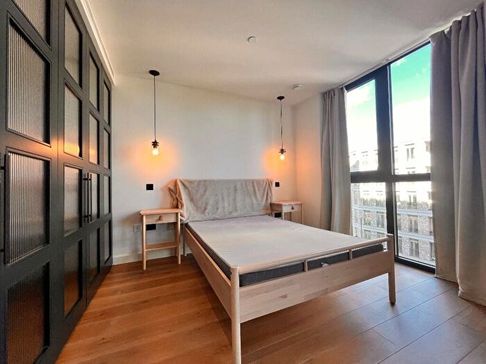 Flat To Rent In Emery Way, London Dock, London, E1W