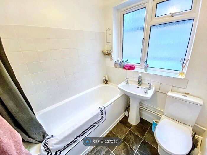 1 Bedroom Flat To Rent In Waghorn Street, London, SE15