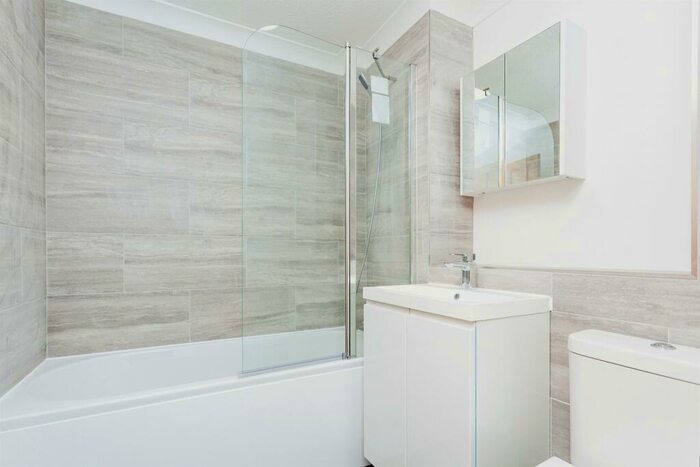 1 Bedroom Flat To Rent In St Nicholas Court, Pound Hill, Crawley, RH10