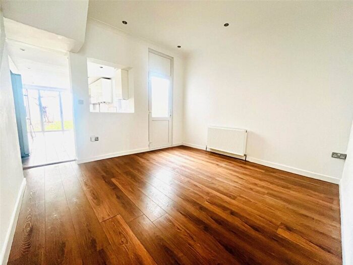 4 Bedroom End Of Terrace House For Sale In Cambria Road, London, SE5