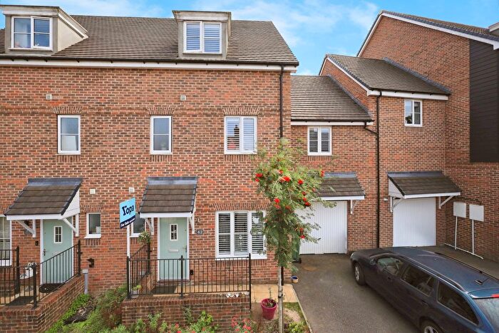 5 Bedroom Semi-detached House For Sale In Millennium Way, Heathfield, TN21