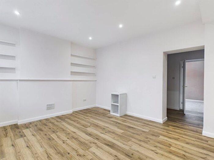 2 Bedroom Flat To Rent In High Street, Rottingdean, Brighton, BN2