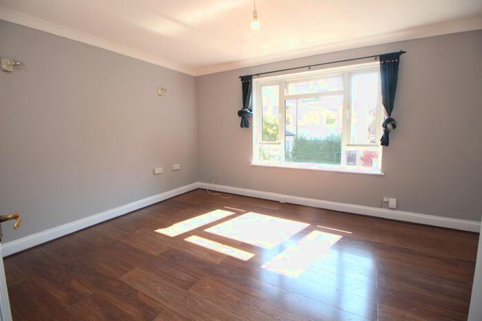 2 Bedroom Flat To Rent In Tradescant Road, London, SW8