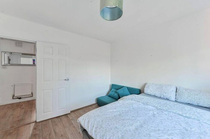 2 Bedroom Flat To Rent In Haden Court, Lennox Road, Finsbury Park, London, N4