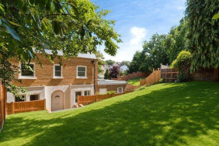 3 Bedroom End Of Terrace House For Sale In Mount Nod Close, London, SE18