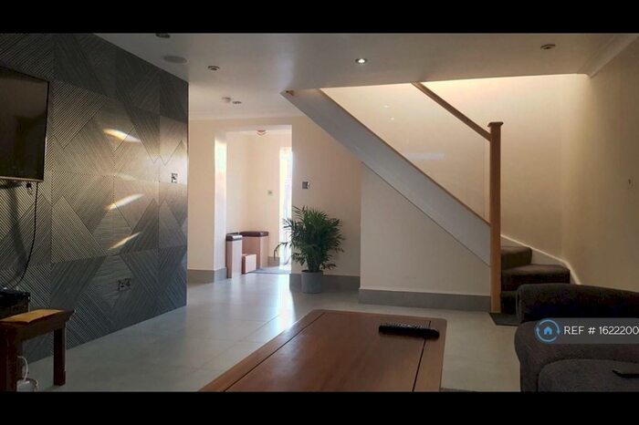 3 Bedroom Semi-Detached House To Rent In Finch Road, Reading, RG6