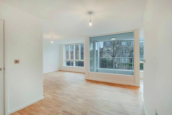 2 Bedroom Flat To Rent In Upper Richmond Road, East Putney, London, SW15
