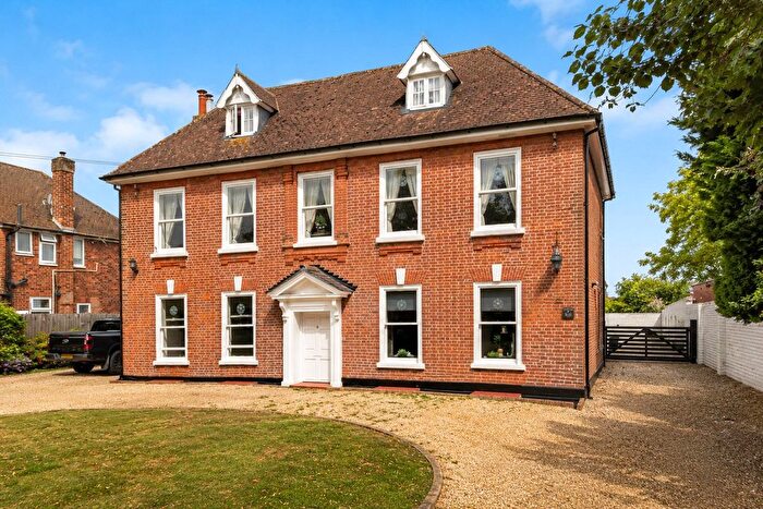 3 Bedroom Semi-detached House For Sale In High Road, Leavesden, Watford, Hertfordshire, WD25