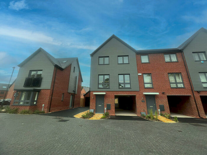 4 Bedroom Semi-Detached House To Rent In Handford Crescent, Shirley, B90