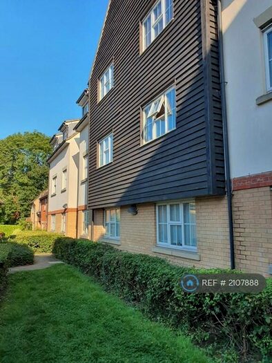 2 Bedroom Flat To Rent In Retreat Way, Chigwell, IG7