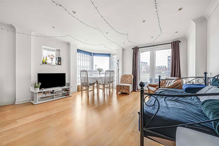 2 Bedroom Flat To Rent In Chatfield Road, SW11