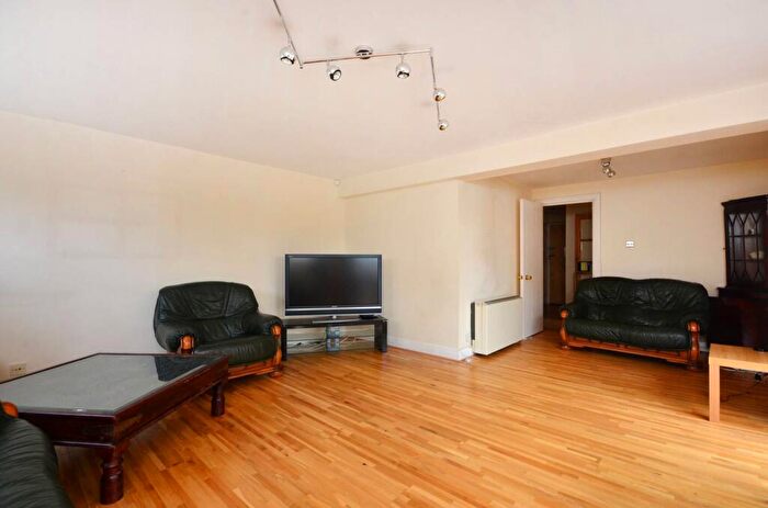 2 Bedroom Flat To Rent In Admiral Place, Rotherhithe, London, SE16