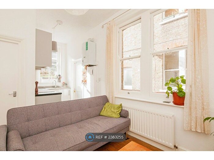 3 Bedroom Flat To Rent In Cleveland Mansions, London, SW9