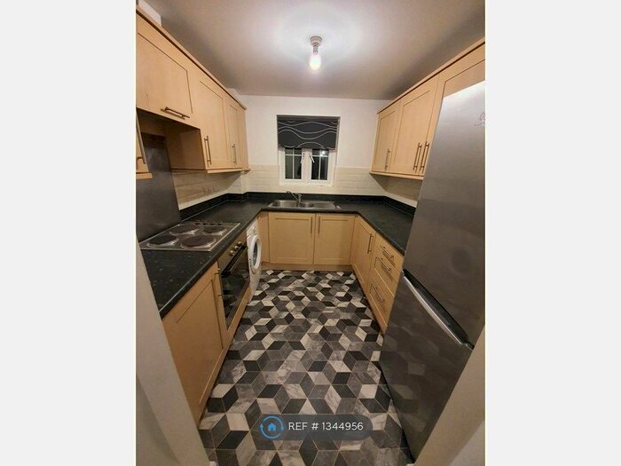 2 Bedroom Flat To Rent In Watling Gardens, Dunstable, LU6