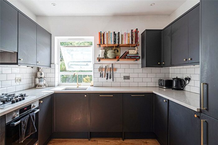 2 Bedroom Flat To Rent In Norwood Road, London, SE24