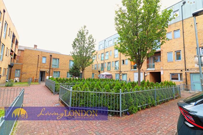 2 Bedroom Flat To Rent In Gascoigne Close, London, N17