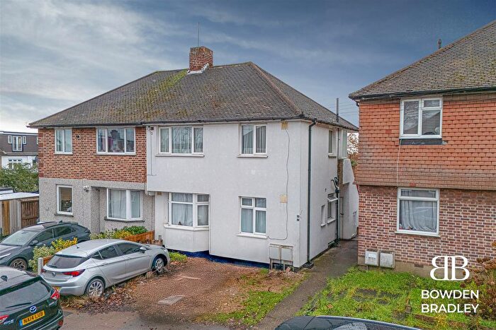 2 Bedroom Maisonette For Sale In Brunswick Gardens, Hainault, IG6