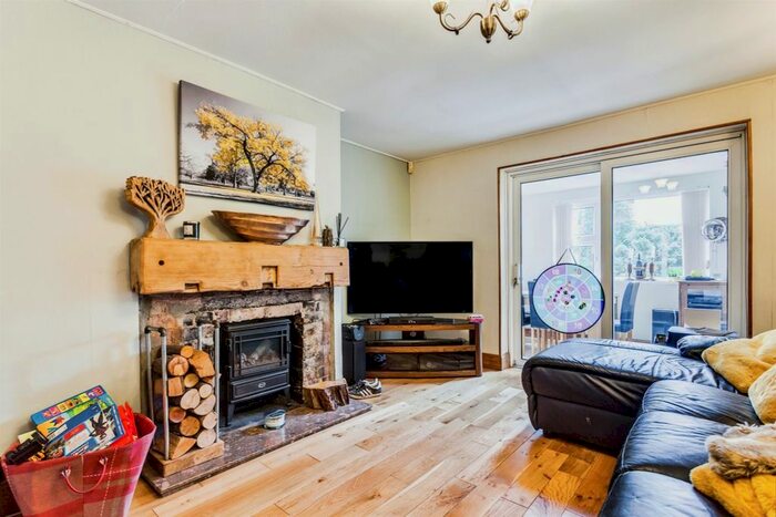 3 Bedroom Semi-Detached House For Sale In Woodland Close, Hall Green, Wakefield, WF4