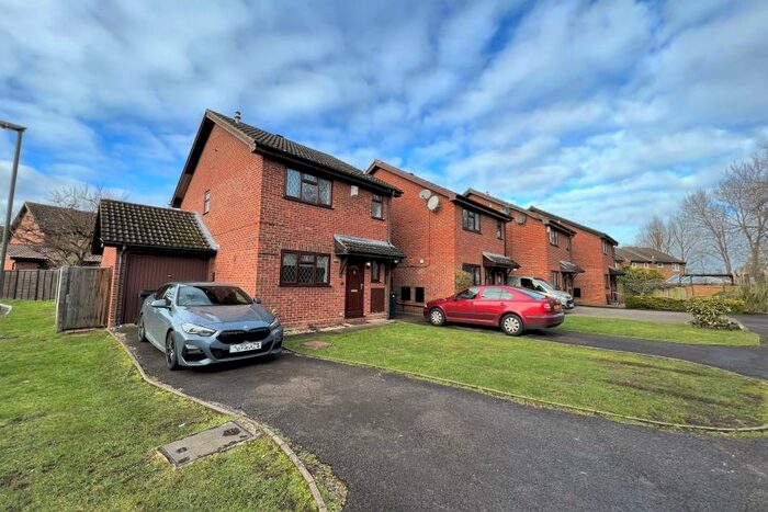 3 Bedroom Link Detached House To Rent In Goldsworth Park, Woking, GU21