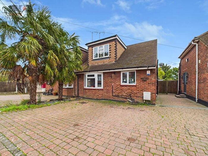 3 Bedroom Chalet For Sale In Mount Crescent, Hockley, Essex, SS5