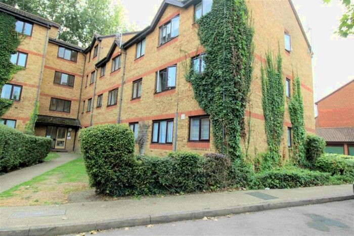 Flat To Rent In Porter Close, Grays, Essex, RM20