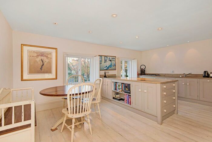 3 Bedroom Flat To Rent In Lansdowne Road, London, SW20