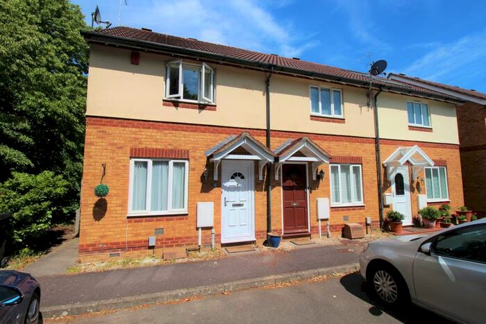 2 Bedroom End Of Terrace House To Rent In Knaphill, GU21