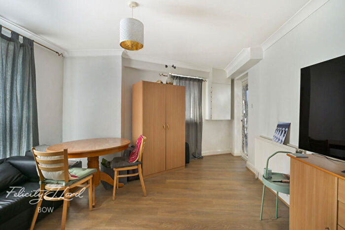 2 Bedroom Flat For Sale In Poplar High Street, London, E14