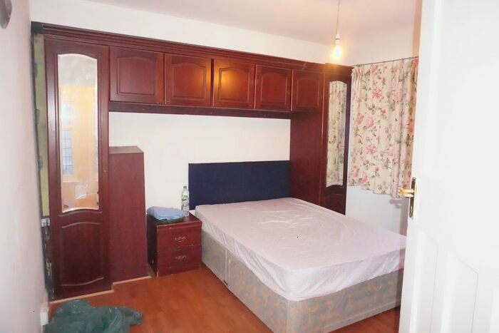 4 Bedroom Semi-Detached House To Rent In Twyford Road, Harrow HA2