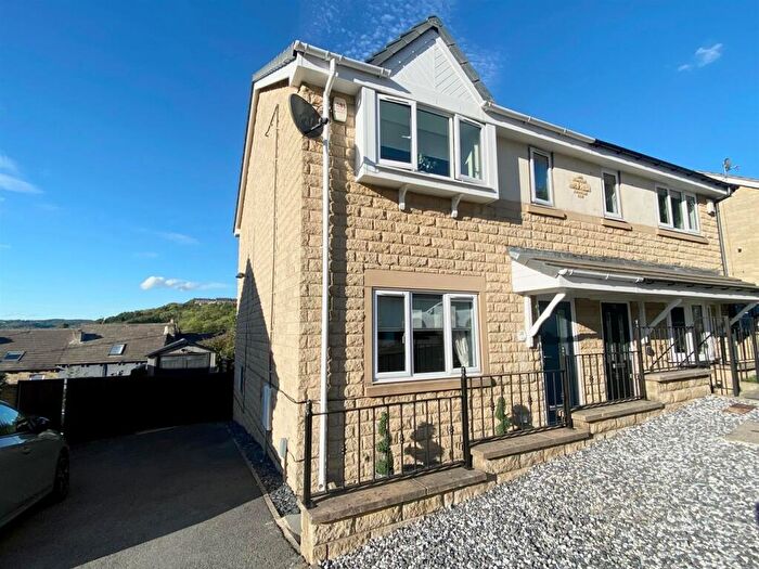 3 Bedroom Semi-Detached House For Sale In Kilburn Close, Almondbury, Huddersfield, HD5