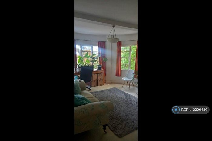 2 Bedroom Flat To Rent In Pages Lane, Uk, N10