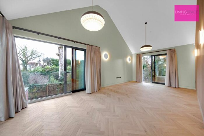 2 Bedroom Flat To Rent In Dury Road Block B Flat, EN5