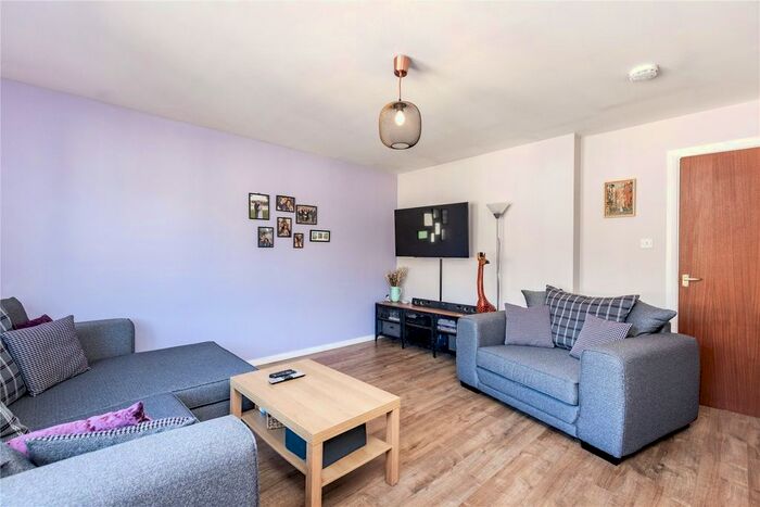 2 Bedroom Flat To Rent In Glendale Mews, Union Glen, Aberdeen, AB11