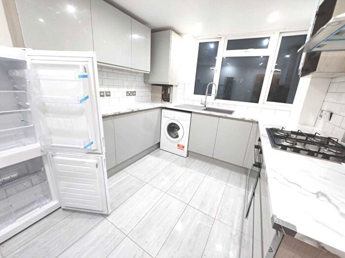 3 Bedroom Flat To Rent In Maple Avenue, Acton, W3