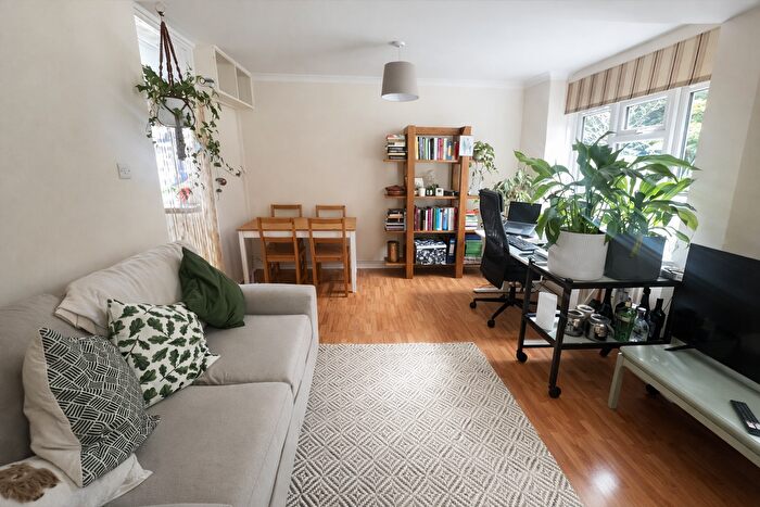 1 Bedroom Flat To Rent In Berkeley Court, Weybridge, KT13