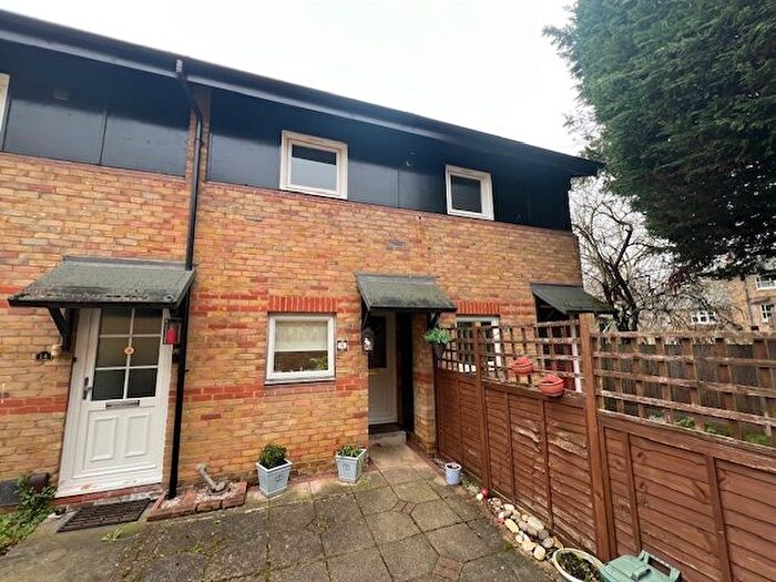 1 Bedroom Maisonette To Rent In Curran Close, Uxbridge, UB8