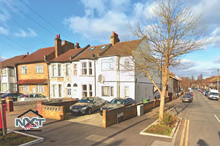 3 Bedroom Flat To Rent In Vicarage Road, London, E10