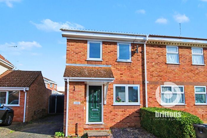 3 Bedroom Semi Detached House For Sale In Burch Close, King's Lynn, PE30