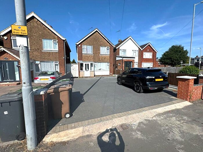 3 Bedroom Detached House To Rent In Oakley Road, Luton, Bedfordshire, LU4