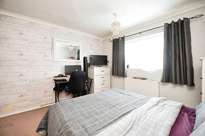 2 Bedroom Flat For Sale In Rose Lane, Romford, RM6