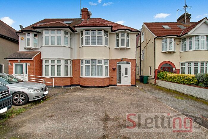 3 Bedroom Semi Detached House For Sale In Hendon, London, NW4