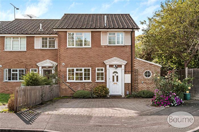 3 Bedroom End Of Terrace House For Sale In Regalfield Close, Guildford, Surrey, GU2