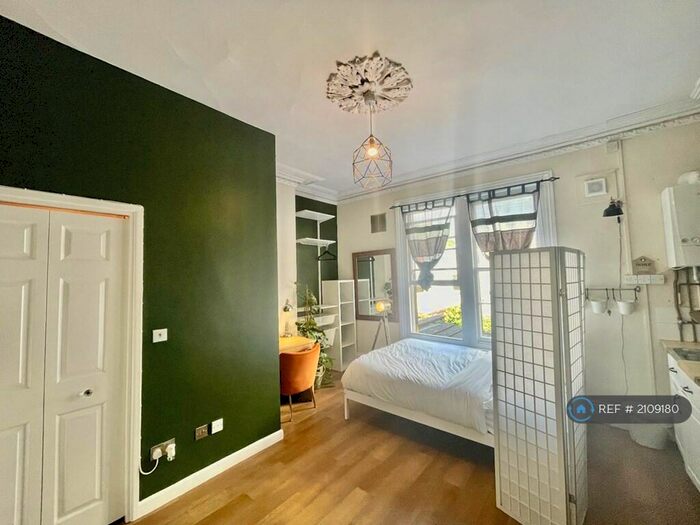 Studio To Rent In Sunningdale, Bristol, BS8