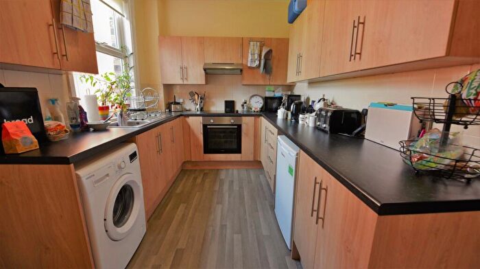 2 Bedroom House To Rent In Hindle Place, LS27