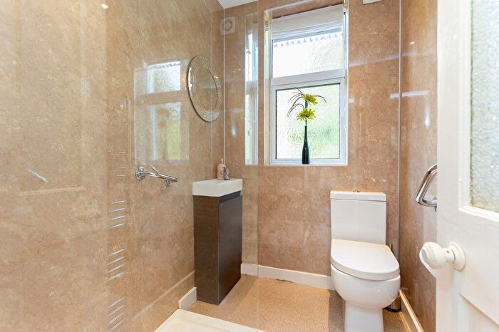2 Bedroom Flat For Sale In The Green, Davidsons Mains Edinburgh, EH4