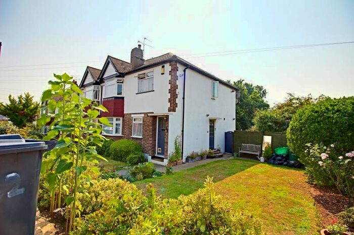 2 Bedroom Maisonette To Rent In Cardrew Close, Finchley, London N12